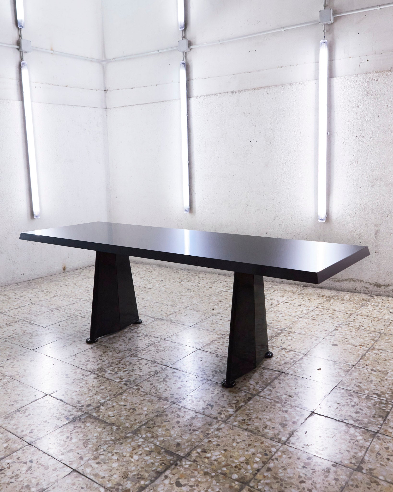 vitra_jeanprouve_trapezetable