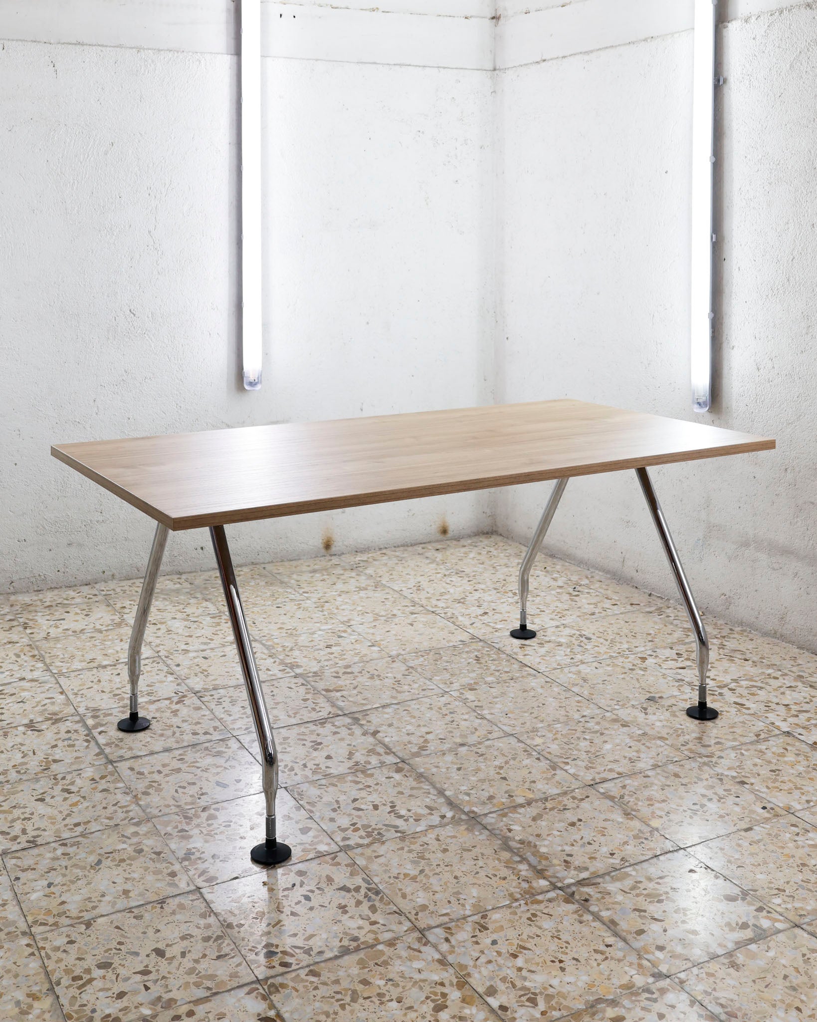 vitra_antoniocitterio_adhoc_darkveneer