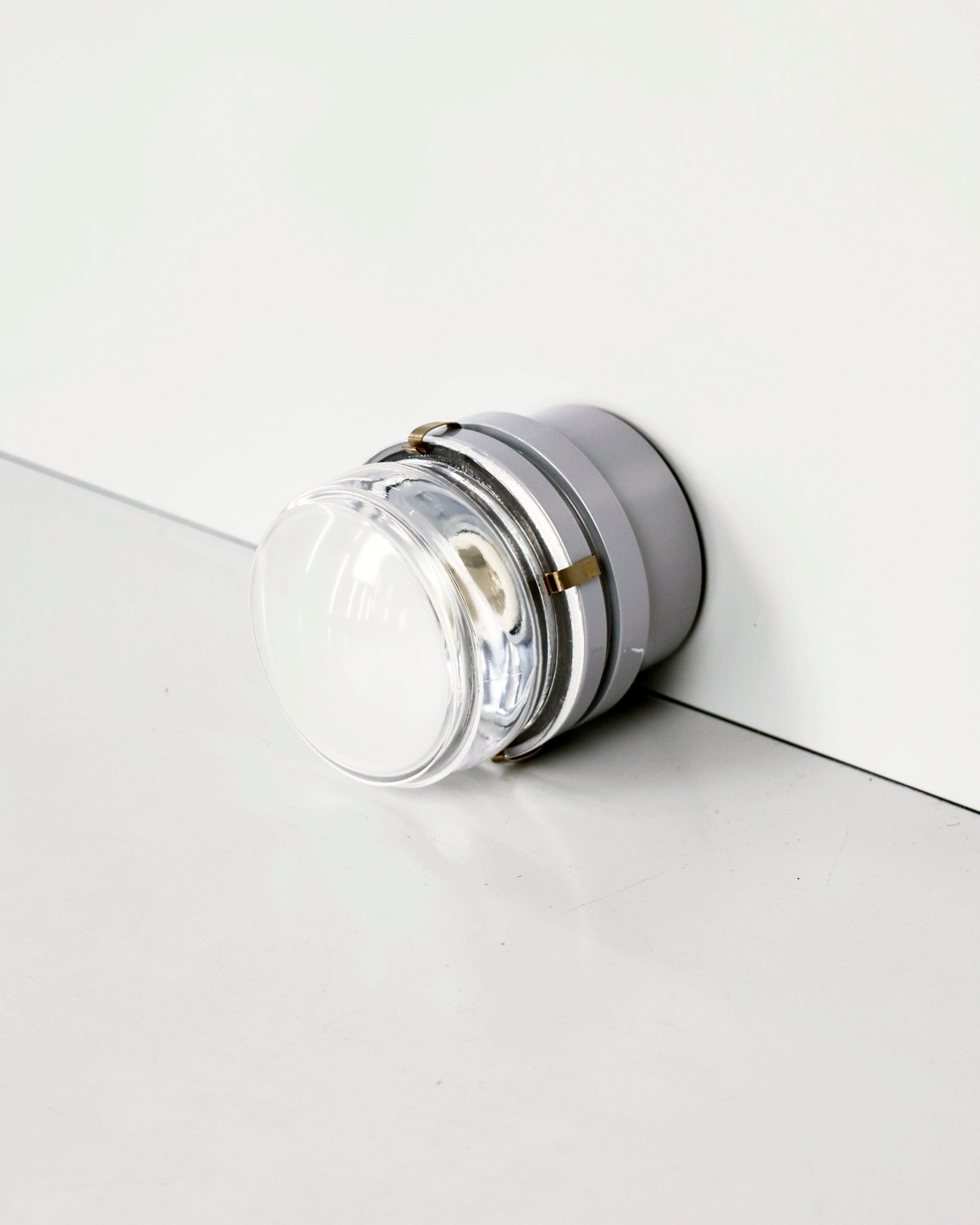 oluce_joecolombo_fresnel_grey