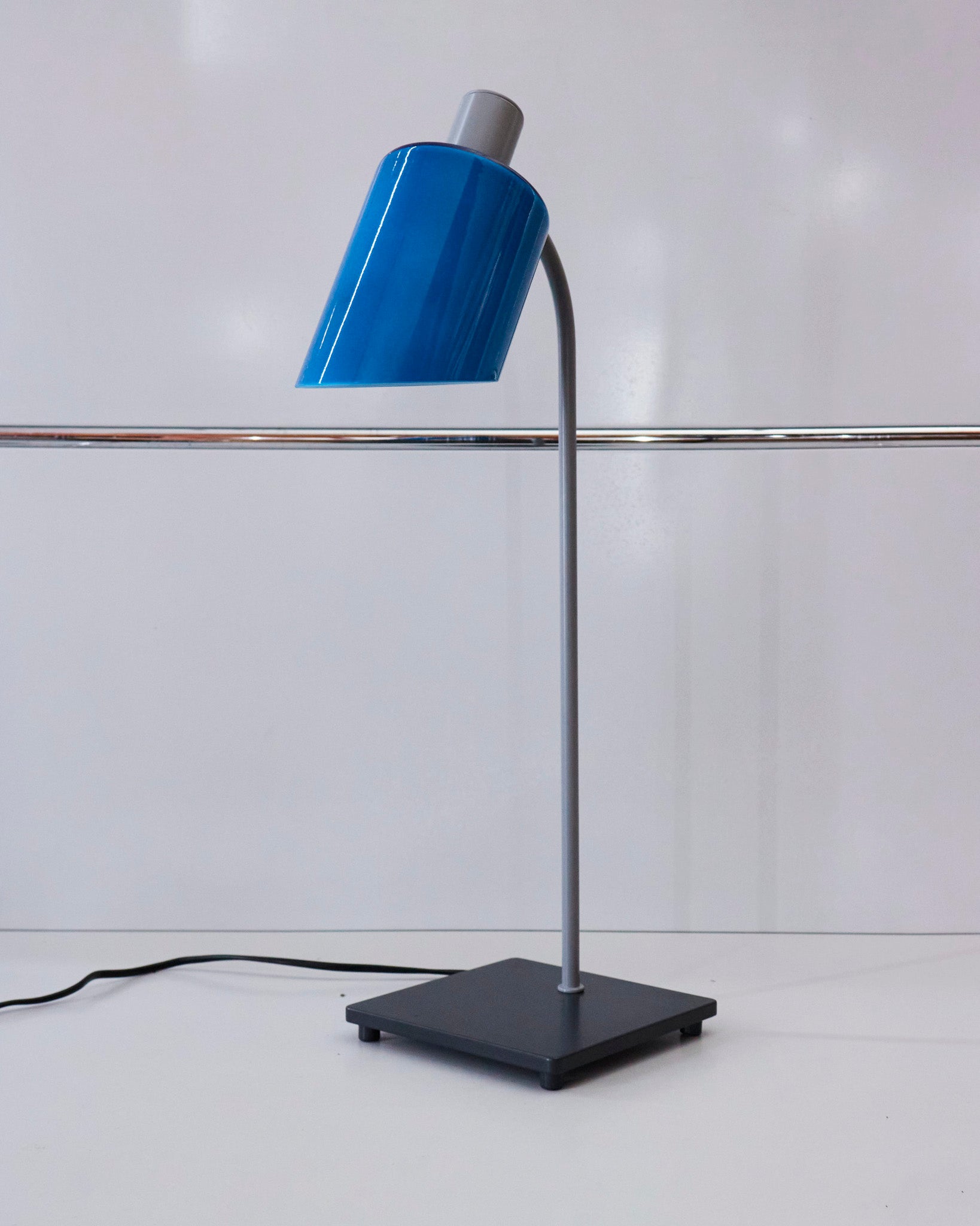 nemo_charlotteperriand_lampedebureau_blue