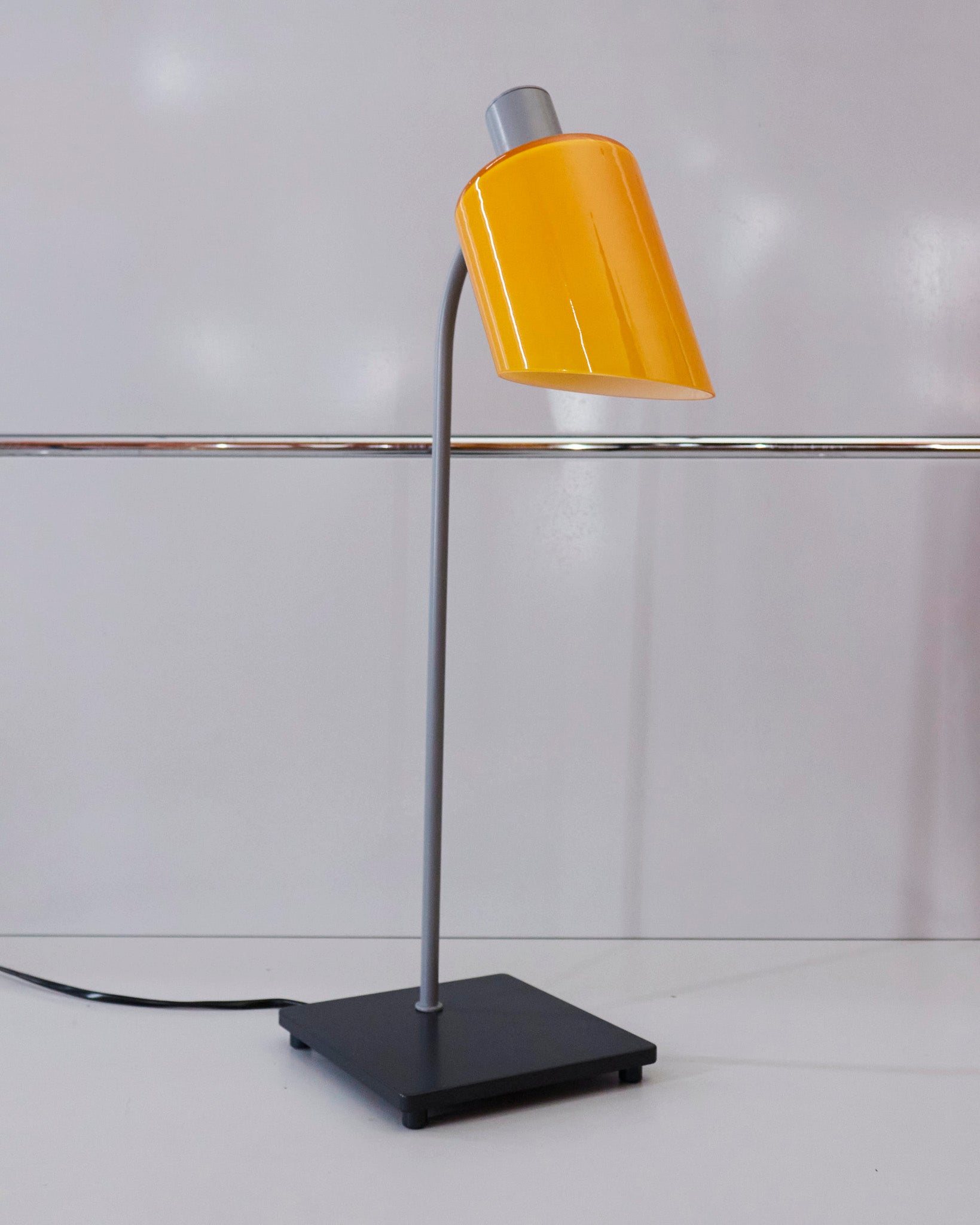 nemo_charlotteperriand_lampedebureau_yellow