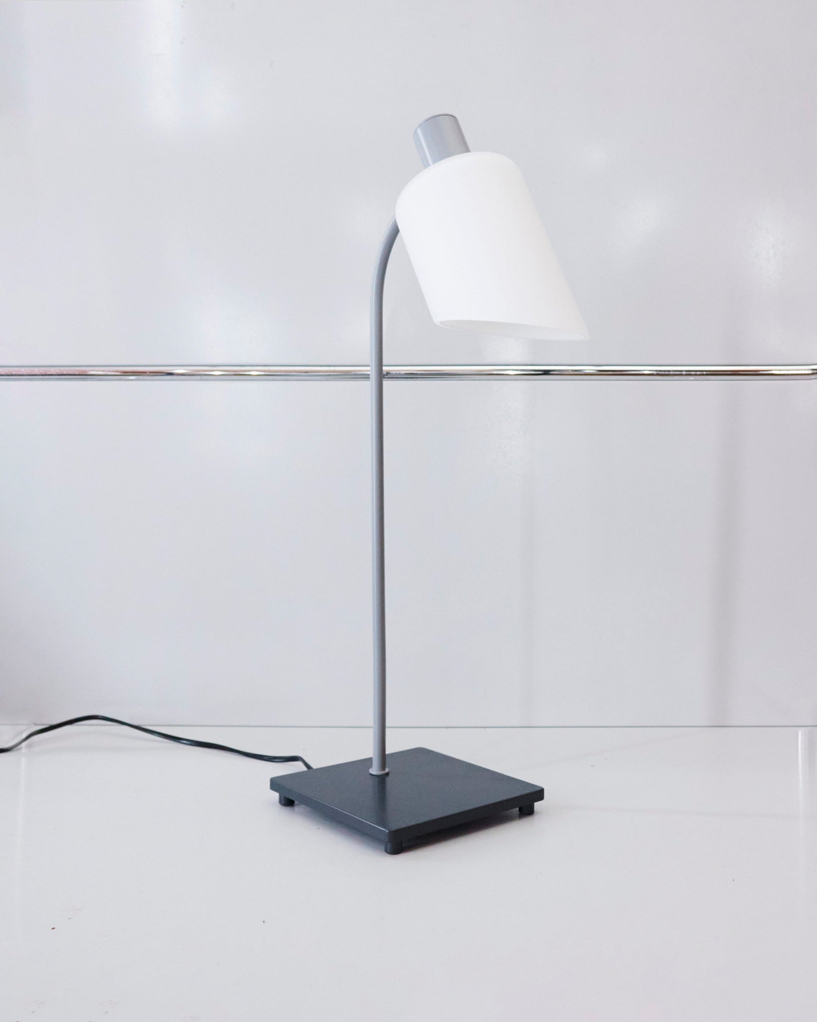 nemo_charlotteperriand_lampedebureau_white