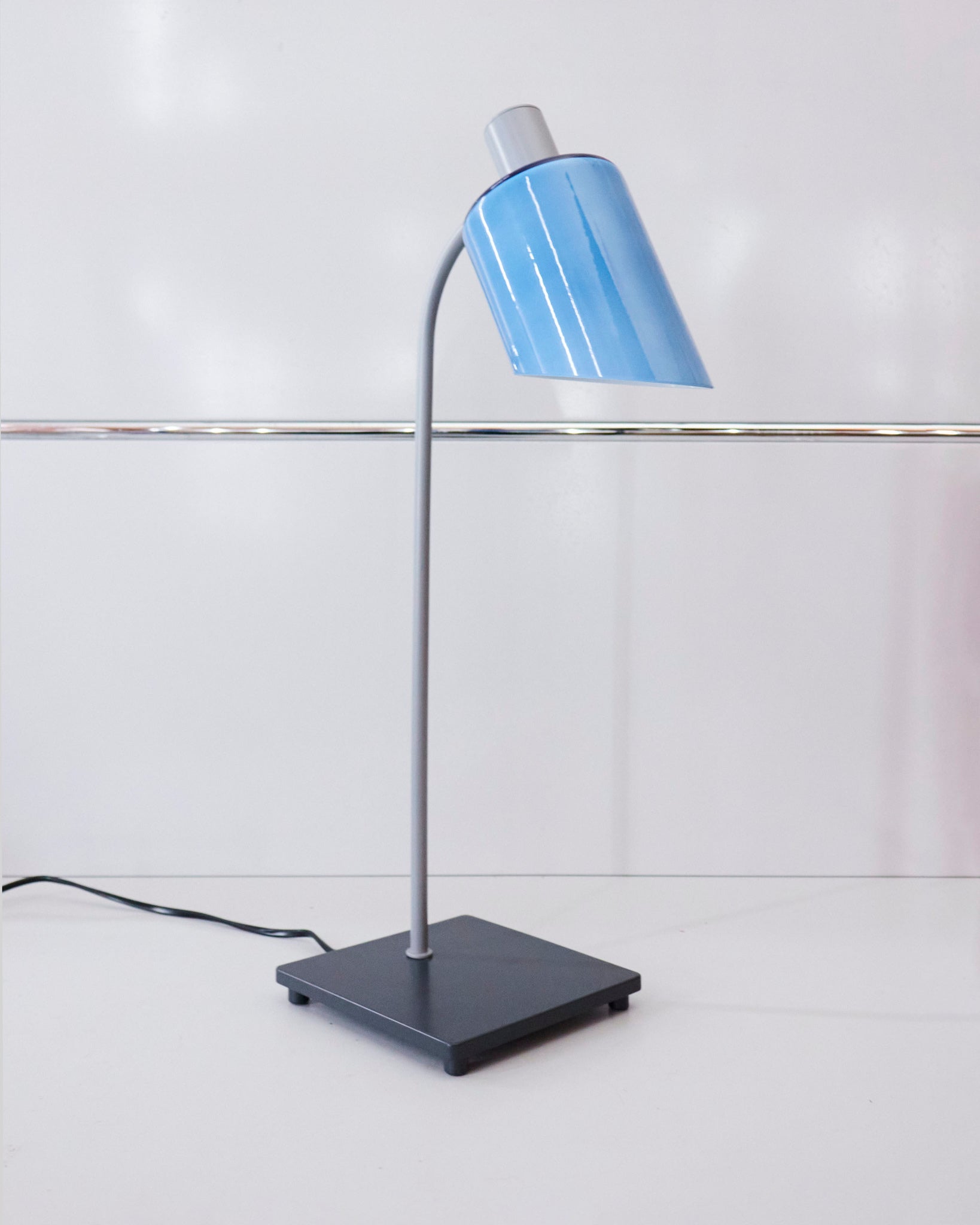 nemo_charlotteperriand_lampedebureau_lightblue