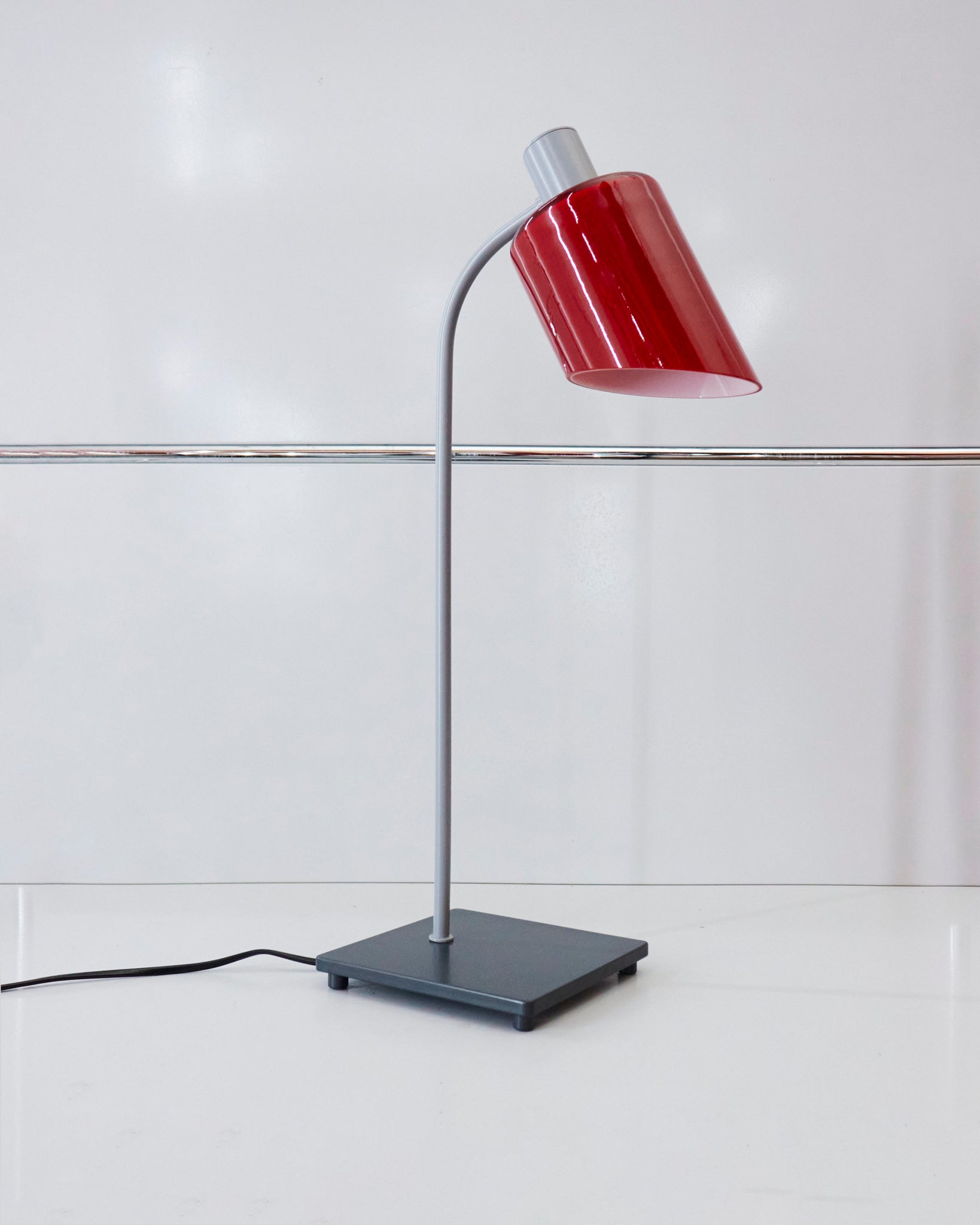 nemo_charlotteperriand_lampedebureau_red