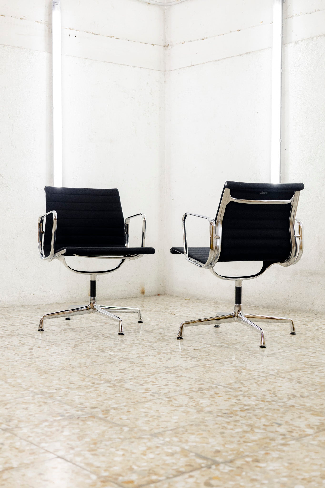 vitra_charlesrayeames_ea108_fabric_black