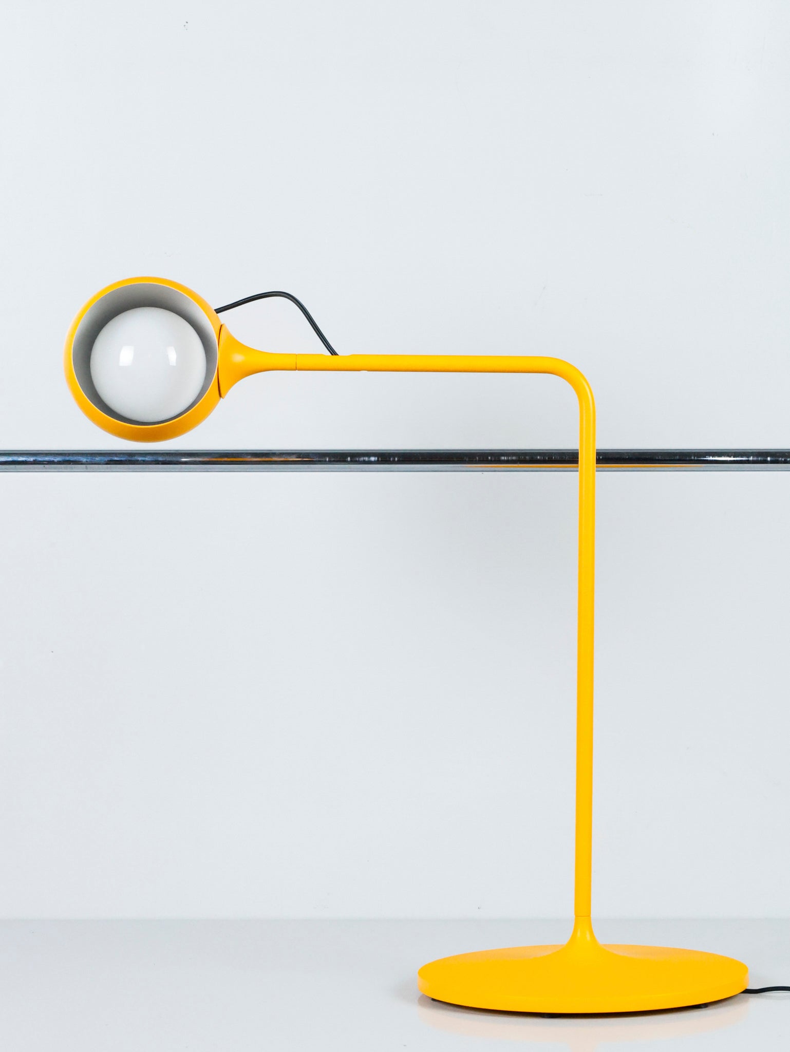 artemide_fosterpartners_ixatable_yellow