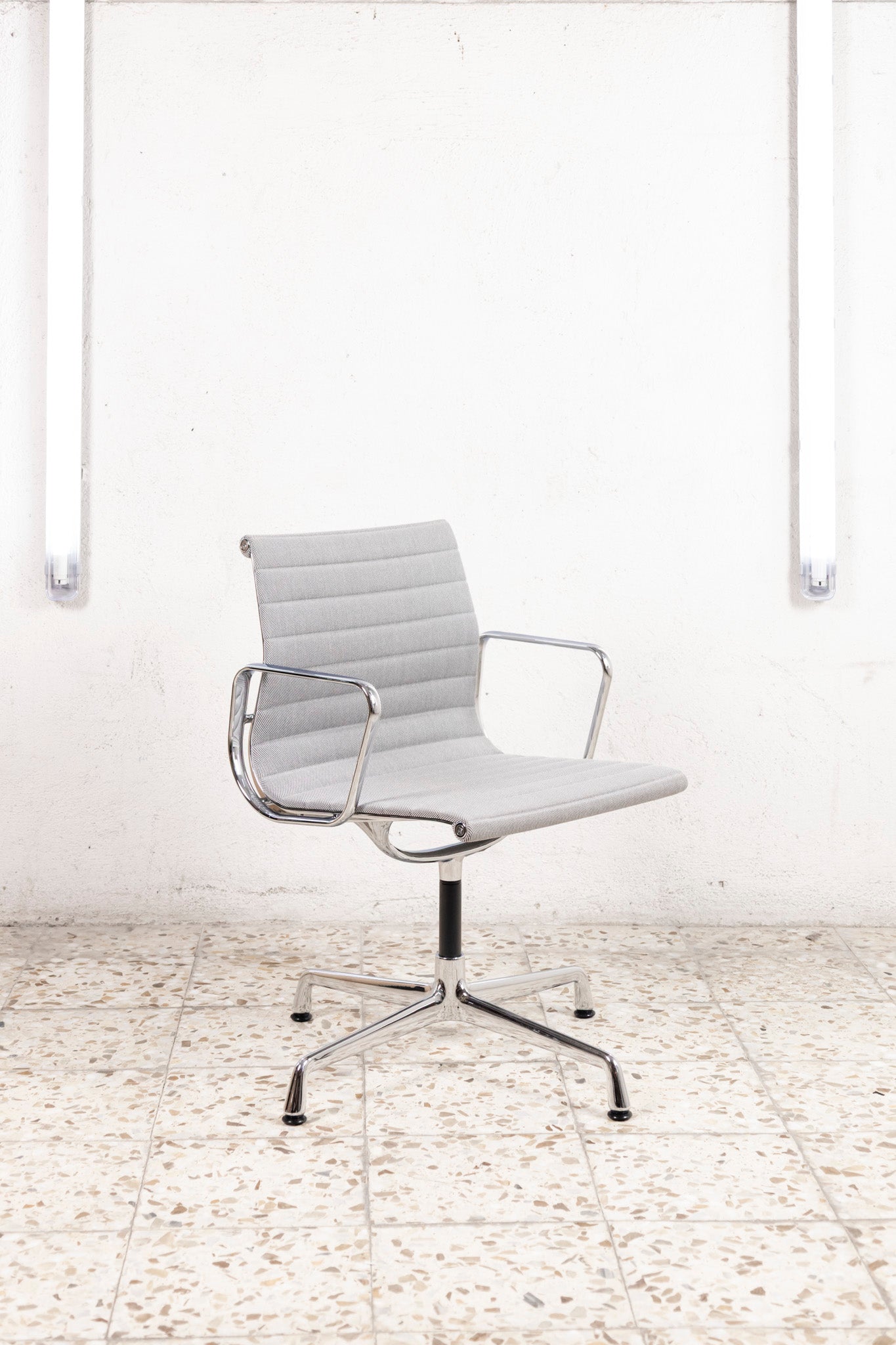 vitra_charlesrayeames_ea108_fabric_grey