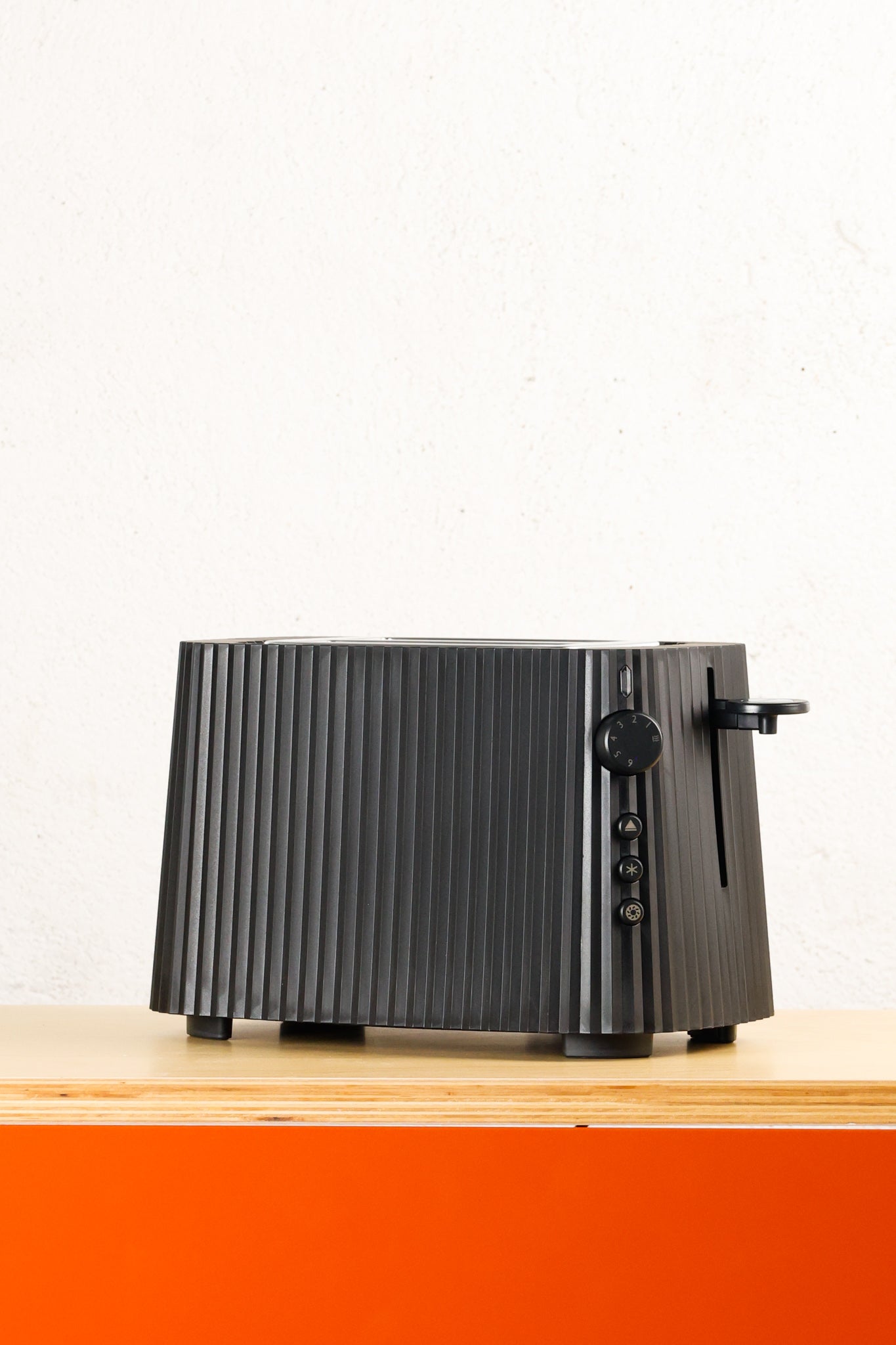 alessi_micheledelucchi_plisse_toaster_black
