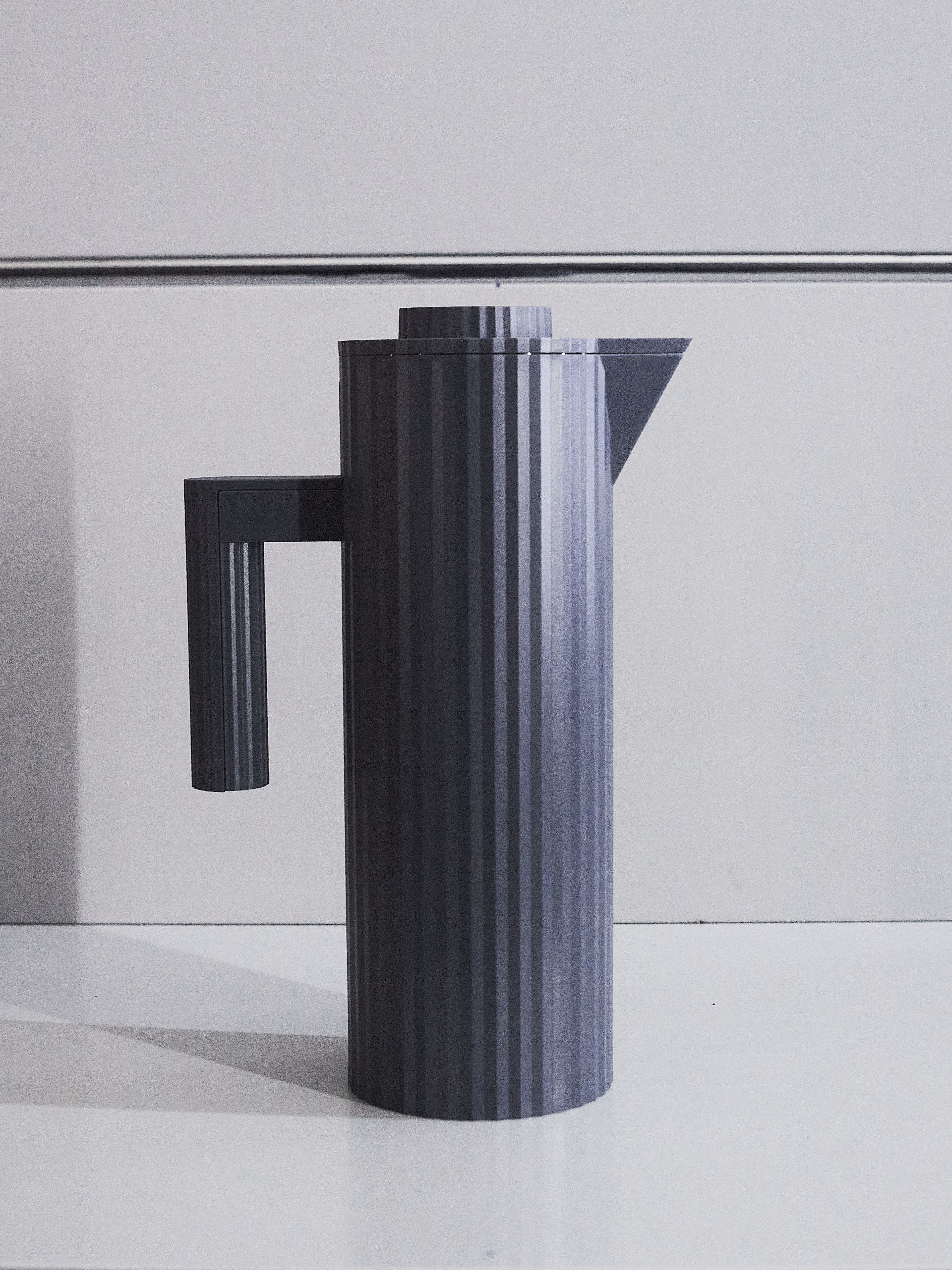 alessi_micheledelucchi_plisse_jug_grey