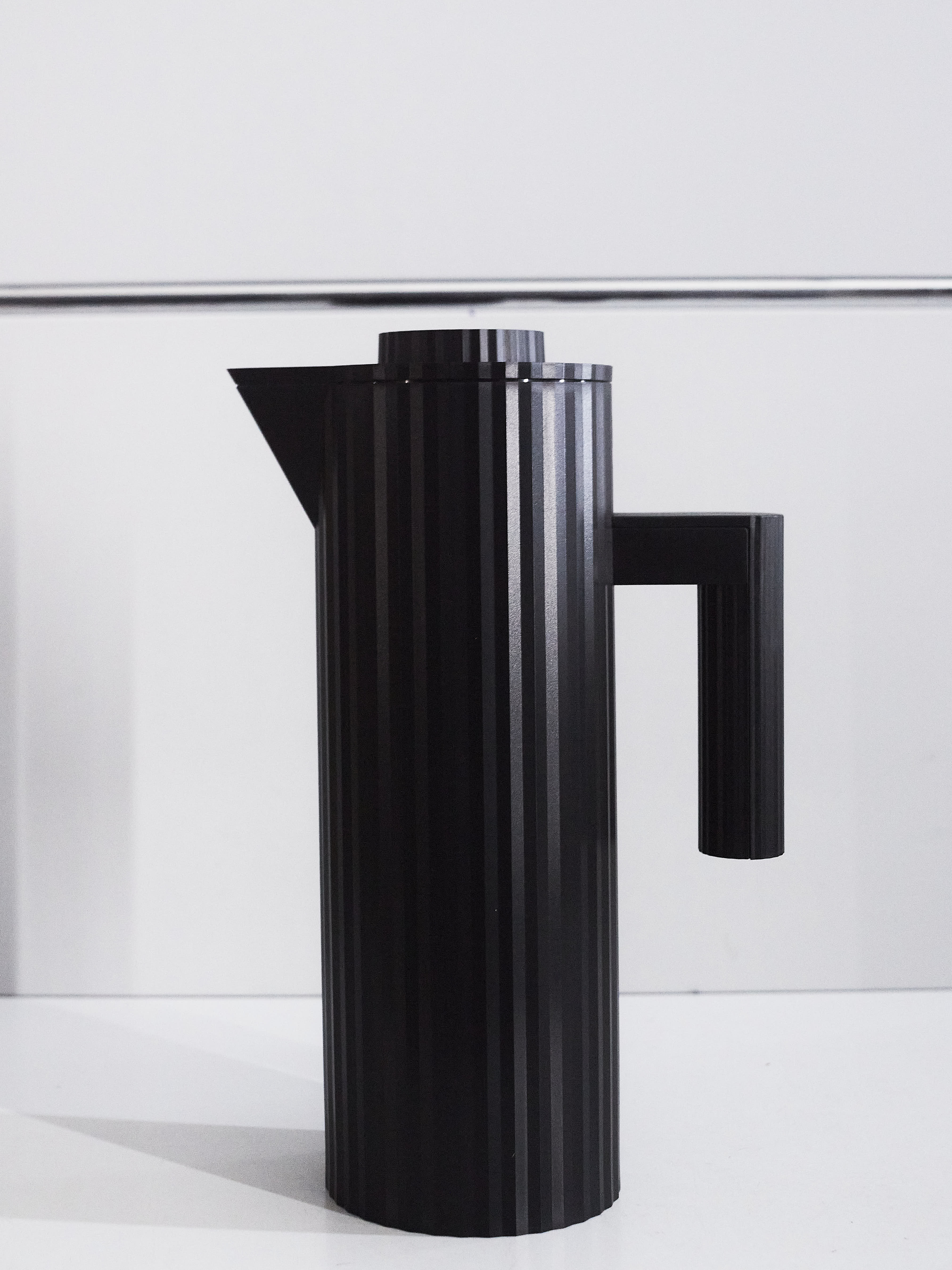 alessi_micheledelucchi_plisse_jug_black